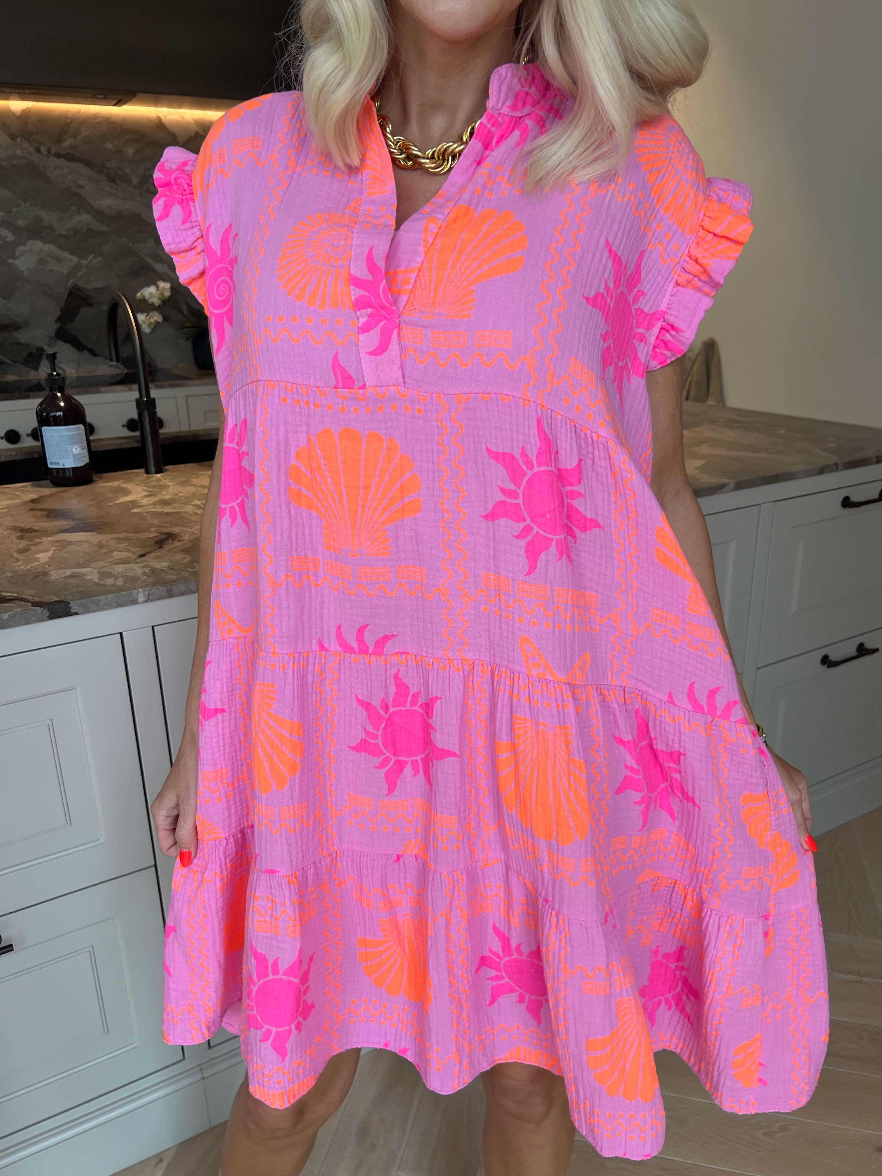 Layla - Plus size klänning i lager i mjukt muslintyg med färgglada sommarmotiv